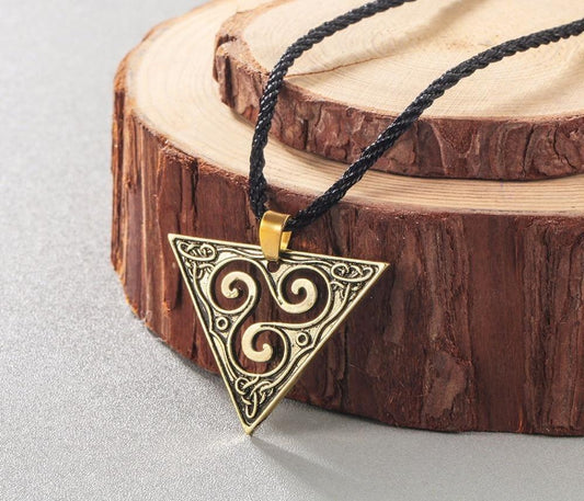 Collier « Triskel Triangulaire » – Esprit celte et symbole de protection