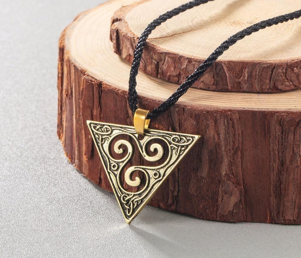 Collier « Triskel Triangulaire » – Esprit celte et symbole de protection