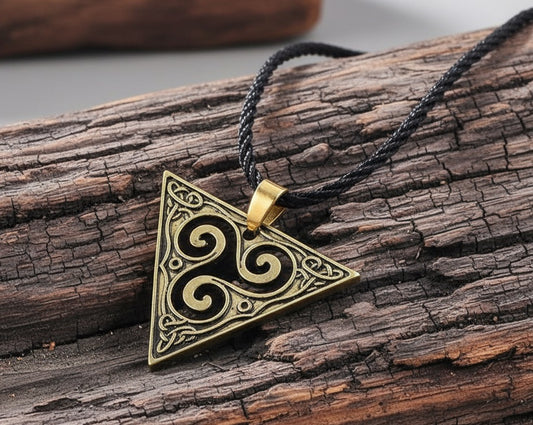 Collier « Triskel Triangulaire » – Esprit celte et symbole de protection