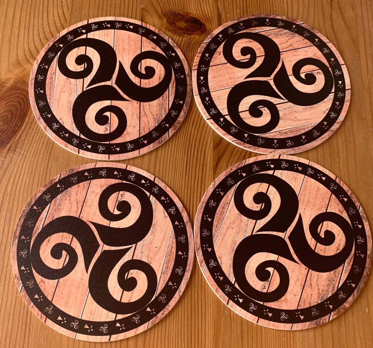 Lot de 4 sous-verres en carton Triskell – Effet Bois Vieilli
